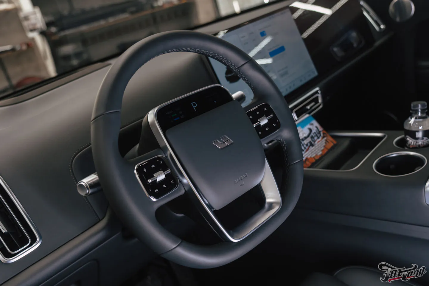 Добавили винилографию и полностью оклеили Li Auto L7 (LiXiang L7) полиуретаном, затонировали шильдики, защитили глянец в салоне, почистили и обработали керамикой кожу